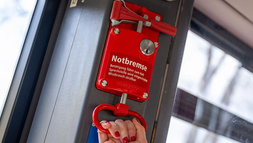 Nachdem ein Reisender die Notbremse gezogen hat, hielt der Regionalzug an. (Symbolbild) Nachdem ein Reisender die Notbremse gezogen hat, hielt der Regionalzug an. (Symbolbild)