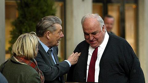 Ex-Bundeskanzler Helmut Kohl und Medienunternehmer Leo Kirch (M.) unterhalten sich 2003 vor dem Hotel Bayerischer Hof in München.
