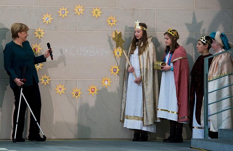 Kanzlerin Angela Merkel empfängt die Sternsinger im Kanzleramt. Sie ist nach ihrem Skiunfall auf Krücken unterwegs.
