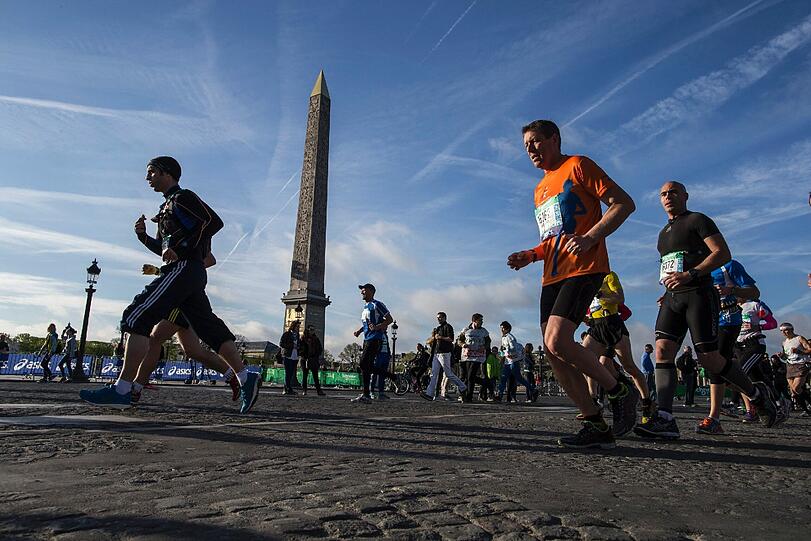 38. Marathon in Paris: Die Teilnehmer laufen von der Luxor Obelisk auf dem Place de la Concorde auf die Champs Elysées.