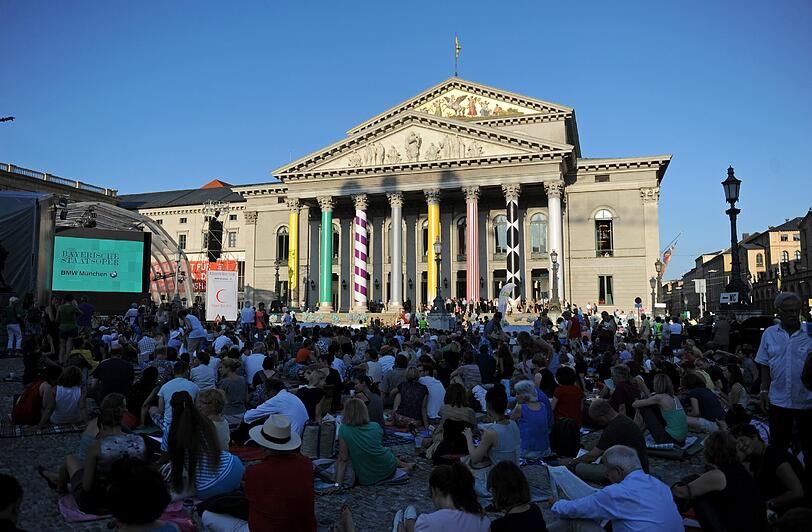 Zahlreiche Menschen tummeln sich auf dem Max-Josefs-Platz vor der Bayerischen Staatsoper in München.