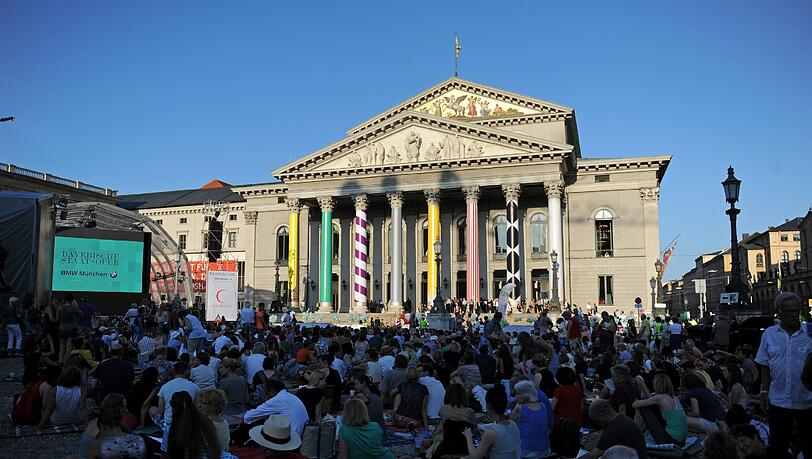 Zahlreiche Menschen tummeln sich auf dem Max-Josefs-Platz vor der Bayerischen Staatsoper in München. Zahlreiche Menschen tummeln sich auf dem Max-Josefs-Platz vor der Bayerischen Staatsoper in München.