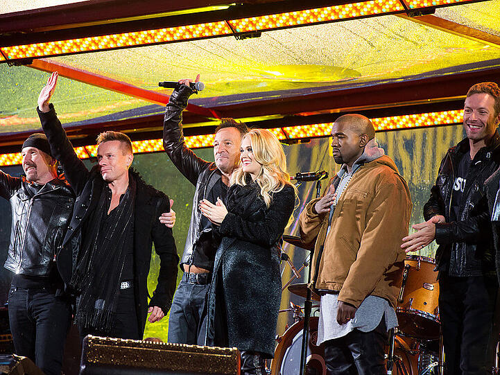Prominente Riege: Die U2-Mitglieder The Edge und Larry Mullen mit Bruce Springsteen, Carrie Underwood, Kanye West und Chris Martin (v.l.n.r.)