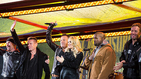 Prominente Riege: Die U2-Mitglieder The Edge und Larry Mullen mit Bruce Springsteen, Carrie Underwood, Kanye West und Chris Martin (v.l.n.r.)
