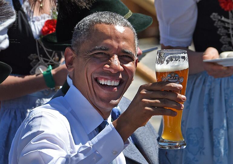 Prost! US-Präsident Barack Obama genehmigt sich ein kühles Weißbier &ndash; alkoholfrei, versichert er.