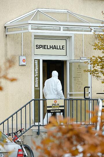 Ein Polizist hat in Naumburg einen Mann erschossen, der zuvor mit einem Messer auf zwei Beamte eingestochen hatte.