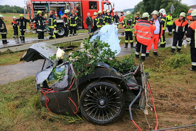 Wie durch ein Wunder hat der 21-jährige Fahrer überlebt. Die Bilder des Horror-Unfalls.