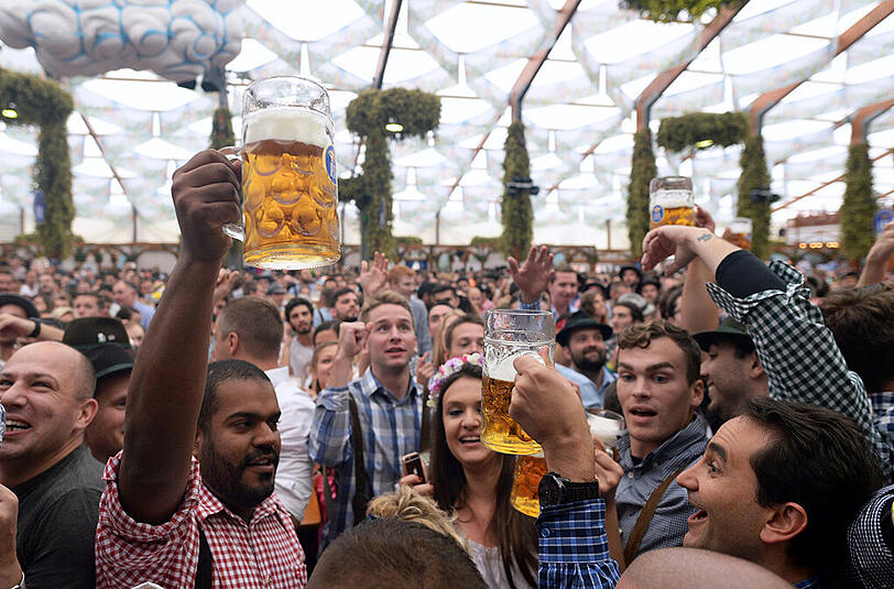 Lafft scho: Im Hofbräuzelt kommen die Besucher in Stimmung.