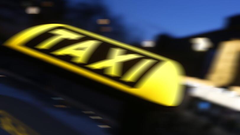 Ein Taxifahrer hat am Freitagabend einen 15-Jährigen überrollt und danach die Flucht ergriffen - die Polizei bittet um Hinweise. (Symbolfoto)