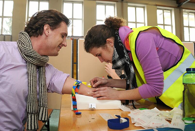 Schauspieler Robinson von Lindenschmitt lässt sich anzapfen.