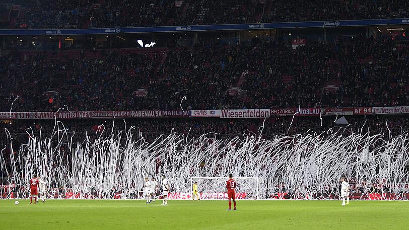 Kurz vor der Halbzeit verwandelt die Südkurve die Allianz Arena im bayerischen Derby in ein lateinamerikanisches Stadion. Die Bilder.