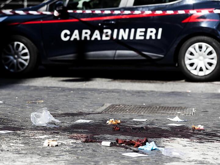Ein Auto der Carabinieri steht in der Nähe eines Tatorts in Rom.