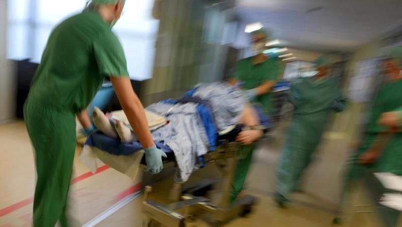 Ein Mediziner-Team fährt in einer Klinik nach einer Operation einen Patienten im Bett durch den Klinikflur. Foto: Felix Kästle/Archiv Ein Mediziner-Team fährt in einer Klinik nach einer Operation einen Patienten im Bett durch den Klinikflur. Foto: Felix Kästle/Archiv