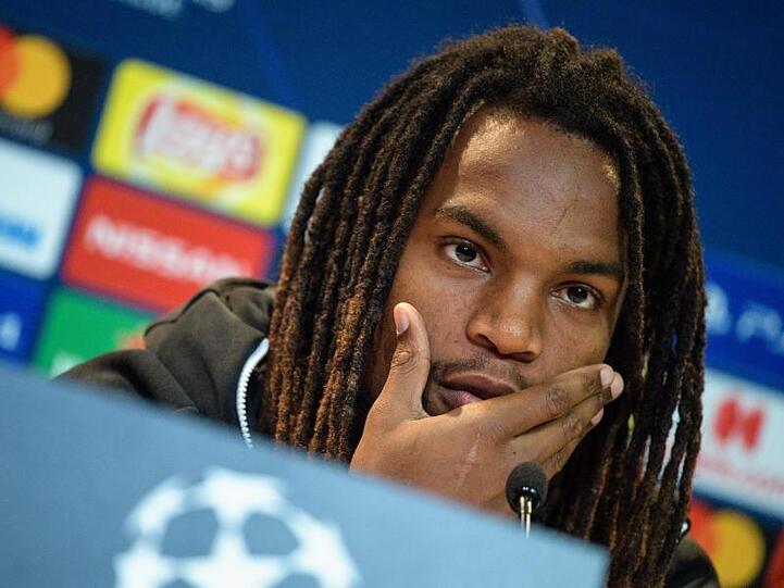 Renato Sanches vom FC Bayern München sitzt auf dem Podium. Foto: Matthias Balk/Archiv