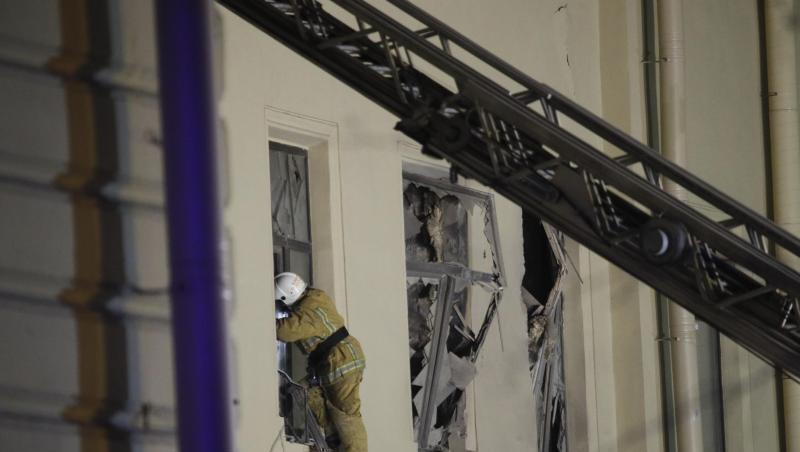 Ein Feuerwehrmann steigt durch ein Fenster in ein Gebäude der St. Petersburger Universität. Ein Feuerwehrmann steigt durch ein Fenster in ein Gebäude der St. Petersburger Universität.