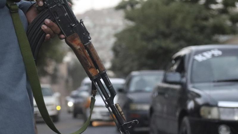 Ein Taliban-Kämpfer wacht über den Verkehr in Kabul - Die Angst vor einem weiteren Anschlag vor dem Flughafen ist sehr konkret.