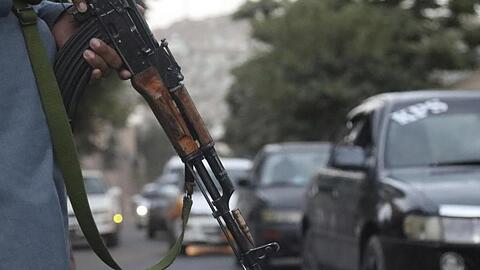 Ein Taliban-Kämpfer wacht über den Verkehr in Kabul - Die Angst vor einem weiteren Anschlag vor dem Flughafen ist sehr konkret.