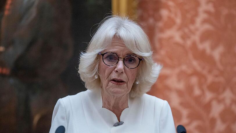 Die britische Königsgemahlin Camilla spricht im Buckingham Palace beim Empfang zur Sensibilisierung für Gewalt gegen Frauen und Mädchen.