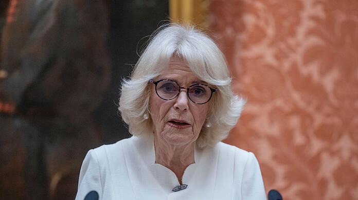 Die britische Königsgemahlin Camilla spricht im Buckingham Palace beim Empfang zur Sensibilisierung für Gewalt gegen Frauen und Mädchen.