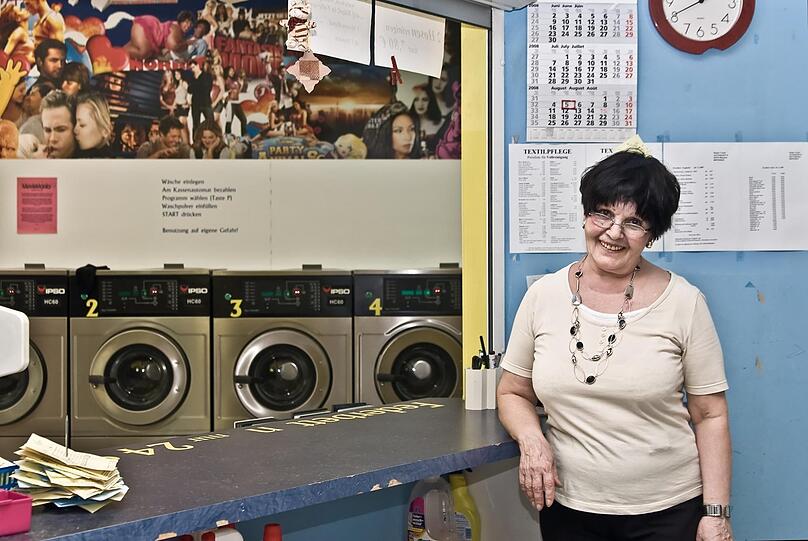 Computerspiele, Flipper und ein Massagesessel stehen 2008 im Waschsalon an der Lindwurmstraße 124 - damit die Kundschaft die Zeit lustig überbrücken kann. Der Salon ist inzwischen umgezogen in die Lindenschmittstraße 7. Nur ohne Voika Ellinger (l.), die verstorben ist - und ohne Flipper, leider.