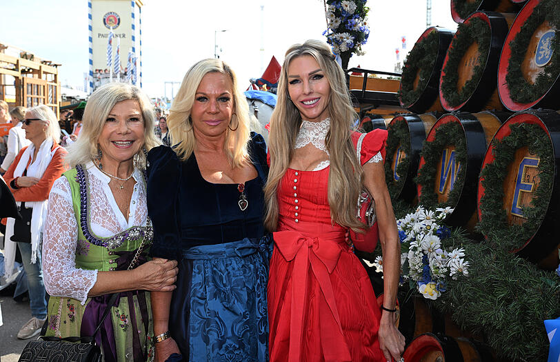 Marianne Hartl(l-r), Birgit Fischer-Höper und die Moderatorin Sabine Piller