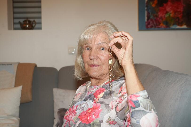 Die 76-jährige Maria Sohn zeigt ihre goldene Double-Uhr. Die hat sie damals von ihrem Vater zu Weihnachten bekommen. Die 76-jährige Maria Sohn zeigt ihre goldene Double-Uhr. Die hat sie damals von ihrem Vater zu Weihnachten bekommen.