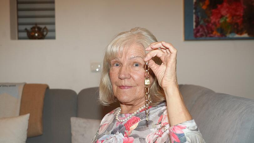 Die 76-jährige Maria Sohn zeigt ihre goldene Double-Uhr. Die hat sie damals von ihrem Vater zu Weihnachten bekommen. Die 76-jährige Maria Sohn zeigt ihre goldene Double-Uhr. Die hat sie damals von ihrem Vater zu Weihnachten bekommen.