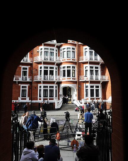 an der Botschaft von Ecuador: Tumulte in London um Julian Assange