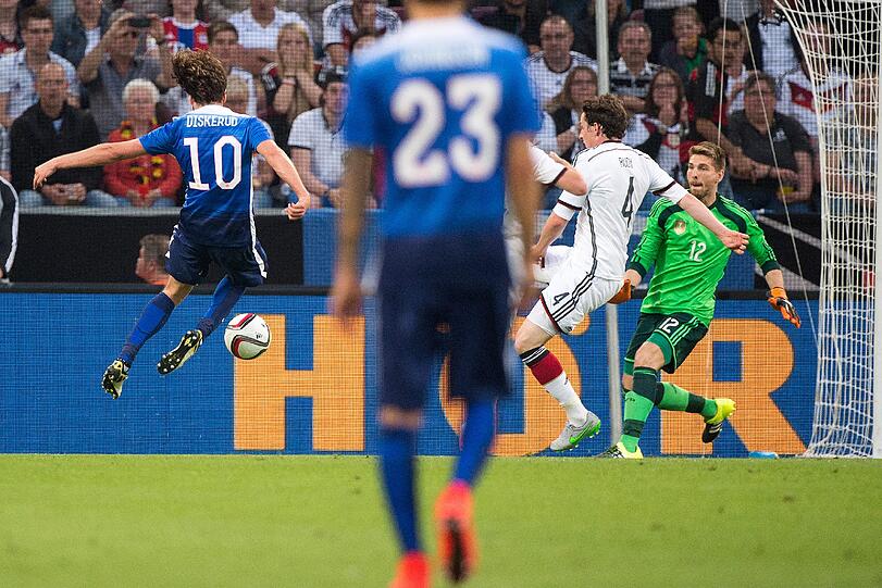 Ron-Robert Zieler: War nur selten gefordert. Spielte gut mit und machte alles richtig. Bei den Gegentreffern ohne Abwehrchance. - Note: 2,5