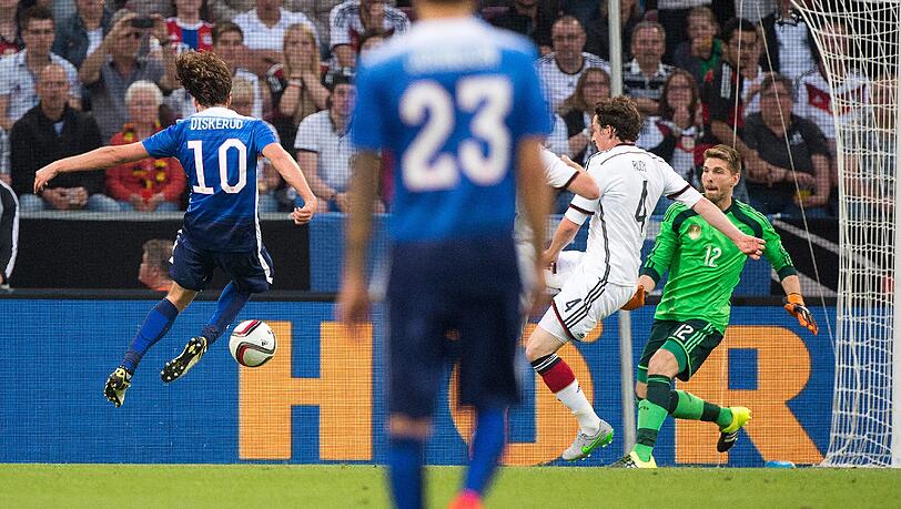 Ron-Robert Zieler: War nur selten gefordert. Spielte gut mit und machte alles richtig. Bei den Gegentreffern ohne Abwehrchance. - Note: 2,5 Ron-Robert Zieler: War nur selten gefordert. Spielte gut mit und machte alles richtig. Bei den Gegentreffern ohne Abwehrchance. - Note: 2,5