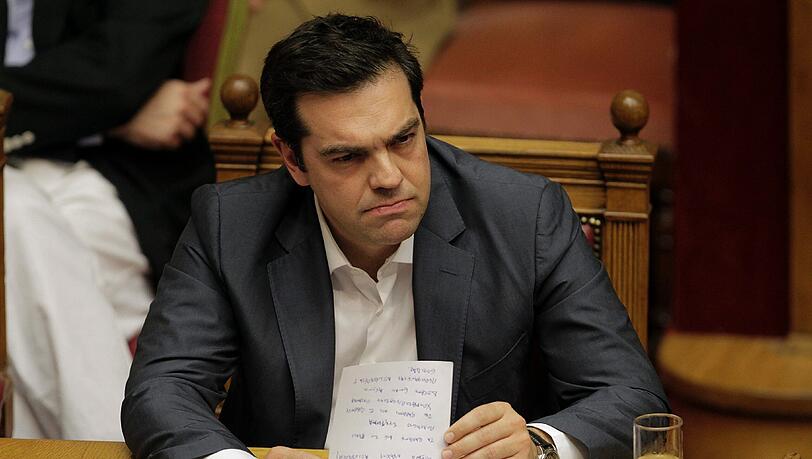 Das griechische parlament stimmte den Reformvorlagen der Hläubiger zu. Dennoch: Mit dem Votum kann Premierminister Alexis Tsipras nicht zufrieden sein. Das griechische parlament stimmte den Reformvorlagen der Hläubiger zu. Dennoch: Mit dem Votum kann Premierminister Alexis Tsipras nicht zufrieden sein.