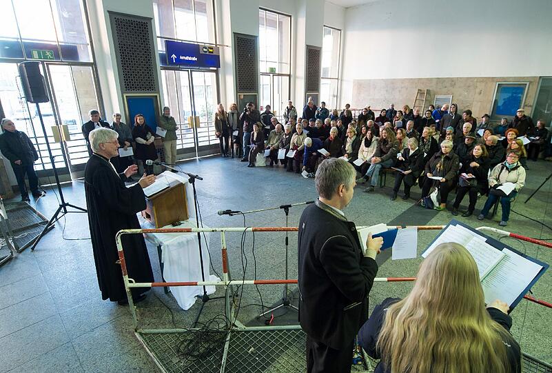 Der Ratsvorsitzende der Evangelischen Kirche in Deutschland (EKD), der bayerische Landesbischof Heinrich Bedford-Strohm, predigt an Heiligabend in München bei einer Christvesper am Hauptbahnhof. Mehrere Dutzend Flüchtlingshelfer und Besucher nahmen an dem Gottestdienst teil.