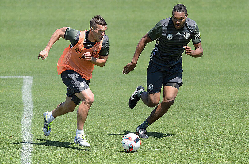 Zweikampf: Lukas Podolski (links) gegen Jonathan Tah.