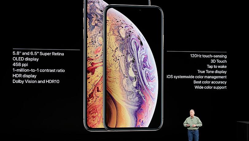 Phil Schiller, Senior Vice President of Worldwide Marketing von Apple, spricht während einer Veranstaltung im Steve Jobs Theater über das Apple iPhone XS und das Apple iPhone XS Max. Phil Schiller, Senior Vice President of Worldwide Marketing von Apple, spricht während einer Veranstaltung im Steve Jobs Theater über das Apple iPhone XS und das Apple iPhone XS Max.