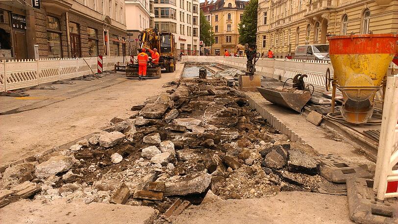 Ein Blick zurück: Wo die Schienen im Boden waren, klafft jetzt ein großer Riss in der Straße.