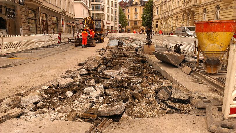 Ein Blick zurück: Wo die Schienen im Boden waren, klafft jetzt ein großer Riss in der Straße. Ein Blick zurück: Wo die Schienen im Boden waren, klafft jetzt ein großer Riss in der Straße.