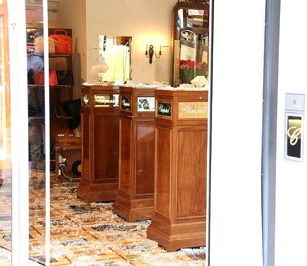 Brutaler Überfall auf Chopard-Filiale: So schlimm sieht es in dem Juwelier in der Maximilianstraße aus.