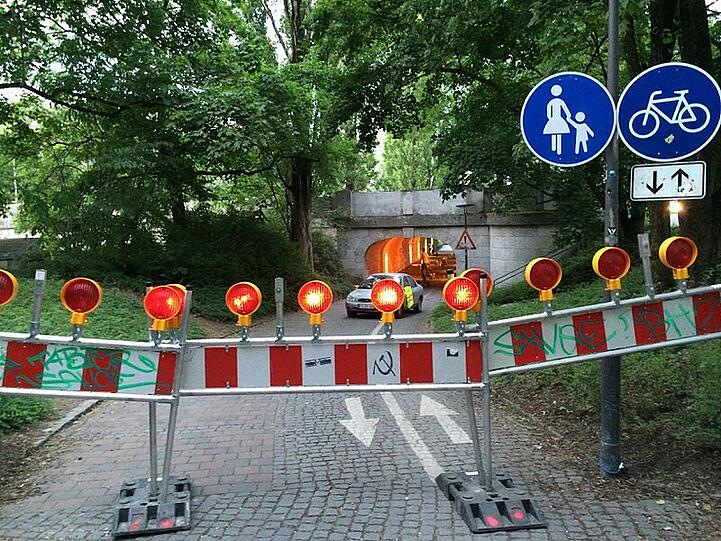 Der Radl- und Fußweg hier bei der Corneliusbrücke ist gesperrt. Denn...