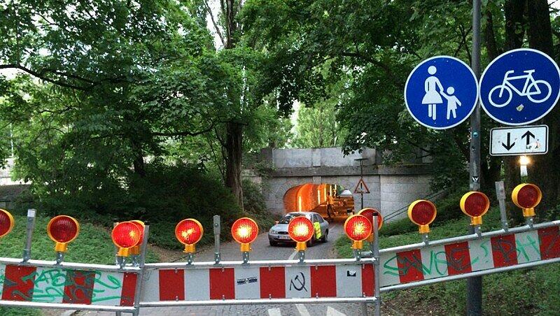 Der Radl- und Fußweg hier bei der Corneliusbrücke ist gesperrt. Denn... Der Radl- und Fußweg hier bei der Corneliusbrücke ist gesperrt. Denn...