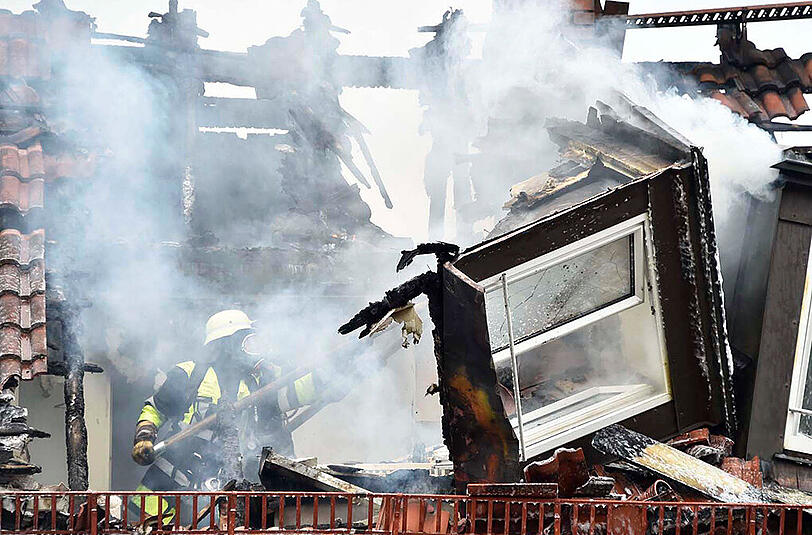 In München ist am Sonntag der etwa 30 Meter lange Dachstuhl eines Mehrfamilienhaus bei einem großbrand völlig zerstört worden.
