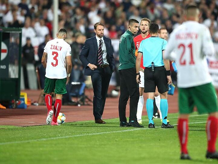 Coach Gareth Southgate (l) und Harry Kane (M) besprechen sich wegen rassistische Gesänge mit dem Schiedsrichter.