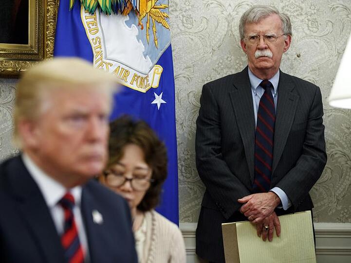Der damalige US-Sicherheitsberater John Bolton im Mai 2018 neben Donald Trump.