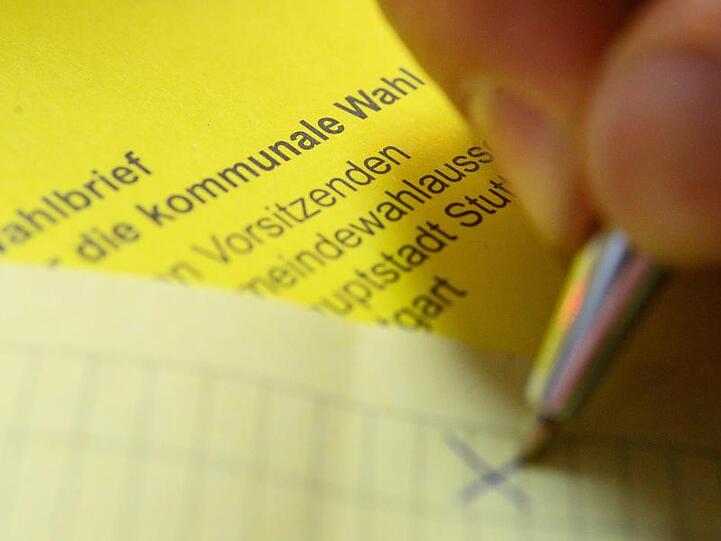 In Meißen soll eine ältere Frau mit ihren Briefwahlunterlagen einen bereits ausgefüllten Stimmzettel für die Stadtratswahl erhalten haben.