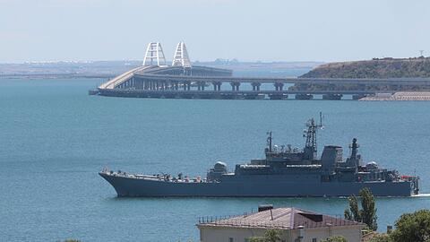 Russland schränkt die Schifffahrt durch die Straße von Kertsch, die das Schwarze Meer und das Asowsche Meer miteinander verbindet, weiter ein.
