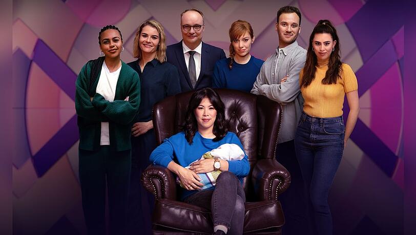 Mai Thi Nguyen-Kim (M.) und ihre Elternzeit-Vertretungsgruppe: Aminata Belli (l.), Hazel Brugger (2.v.l.), Oliver Welke (3.v.l.), Eva Schulz (3.v.r.), Leon Windscheid (2.v.r.) und Salwa Houmsi (r.).