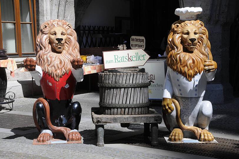 Ein bekanntes Bild: Auf dem Marienplatz weisen Löwen-Figuren zum Ratskeller. Ein bekanntes Bild: Auf dem Marienplatz weisen Löwen-Figuren zum Ratskeller.