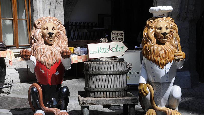 Ein bekanntes Bild: Auf dem Marienplatz weisen Löwen-Figuren zum Ratskeller. Ein bekanntes Bild: Auf dem Marienplatz weisen Löwen-Figuren zum Ratskeller.
