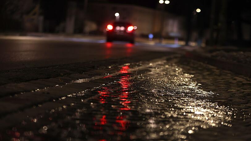 Seit dem Morgen gibt es in Niederbayern vermehrt Unfälle auf glatten Straßen. (Symbolbild)