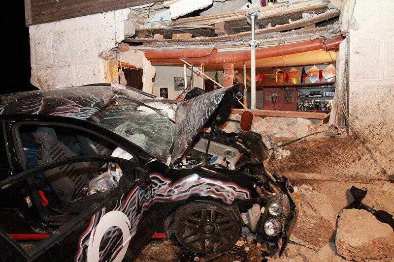 Ende einer Suff-Fahrt: Ein junger GTI-Fahrer hat die Kontrolle über sein Auto verlorenen und landete in der Hausmauer eines Swinger-Clubs. Die Bilder