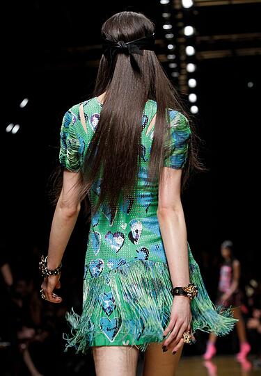 Leder, Nieten und knallige Farben dominieren die "Versace for H&M" Kollektion für Frauen und Männer.